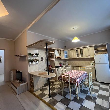 Apartment On Baseinaya Street 13 Kiev Bagian luar foto